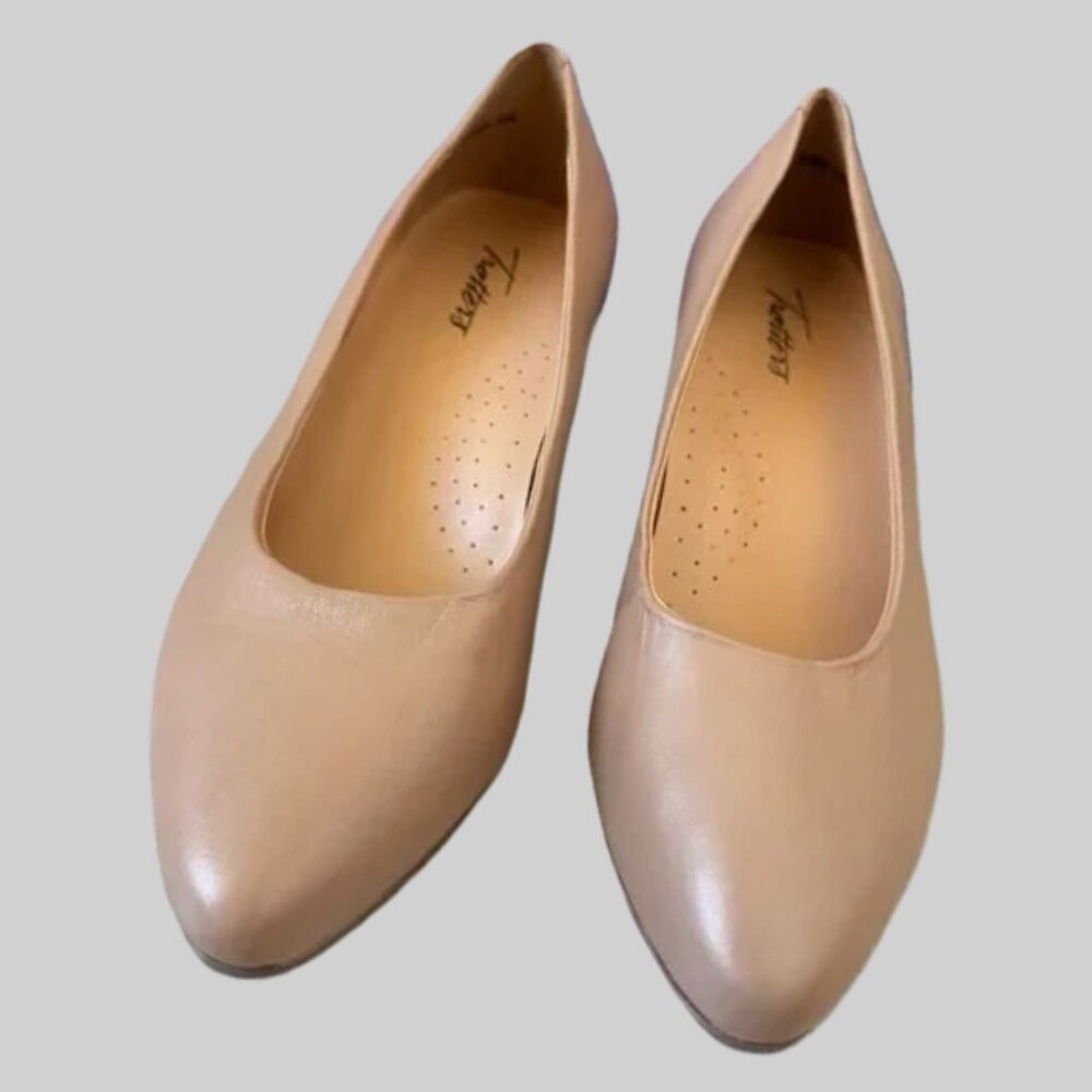 Trotters Cushion Beige Leather Flats  Size 8 Wide  Low Heel Excellent Condition